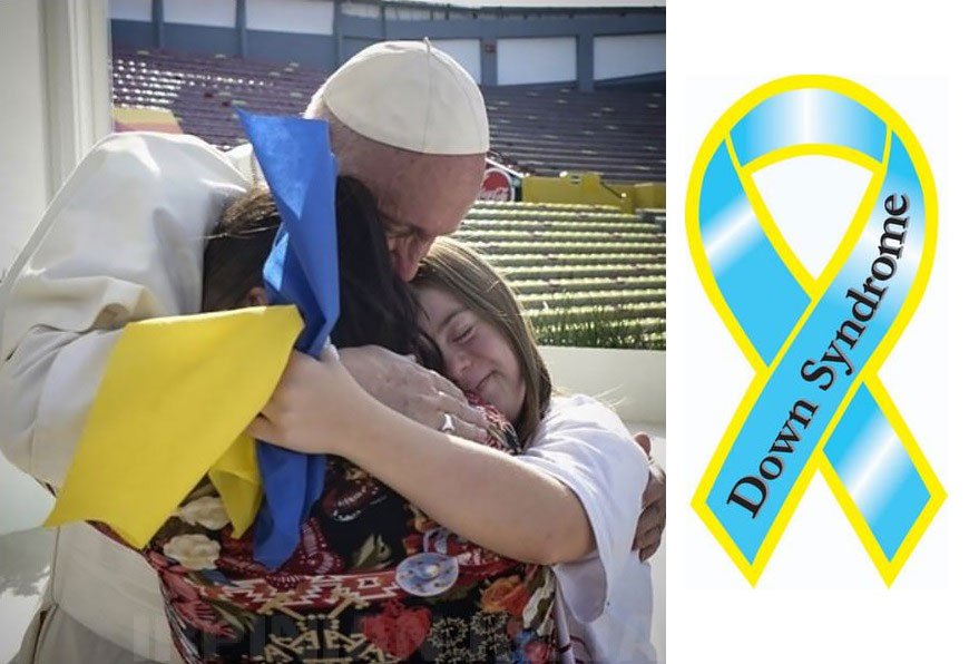 Организация даунов. Папа Римский с флагом Украины. Папа Римский обнимает детей с синдромом Дауна. Папа Римский с детьми даунами. Папа с украинским флагом.