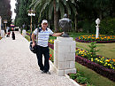 Женя на фоне Хайфы в Байхайском саду!