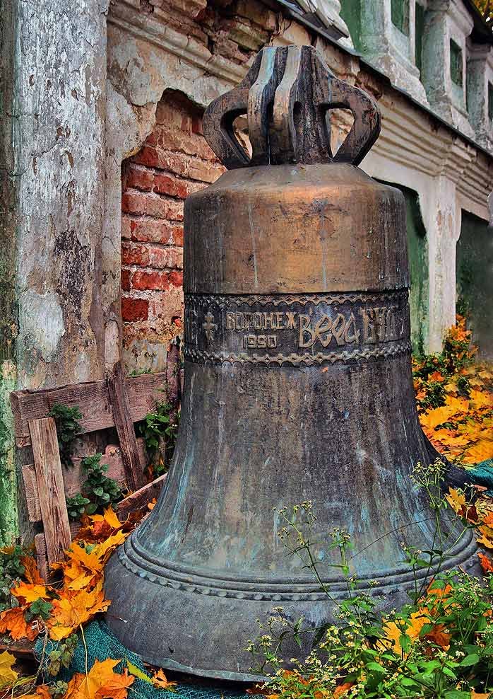 Песня старый колокол. Колокола в церкви. Старый церковный колокол. Колокол на дереве.