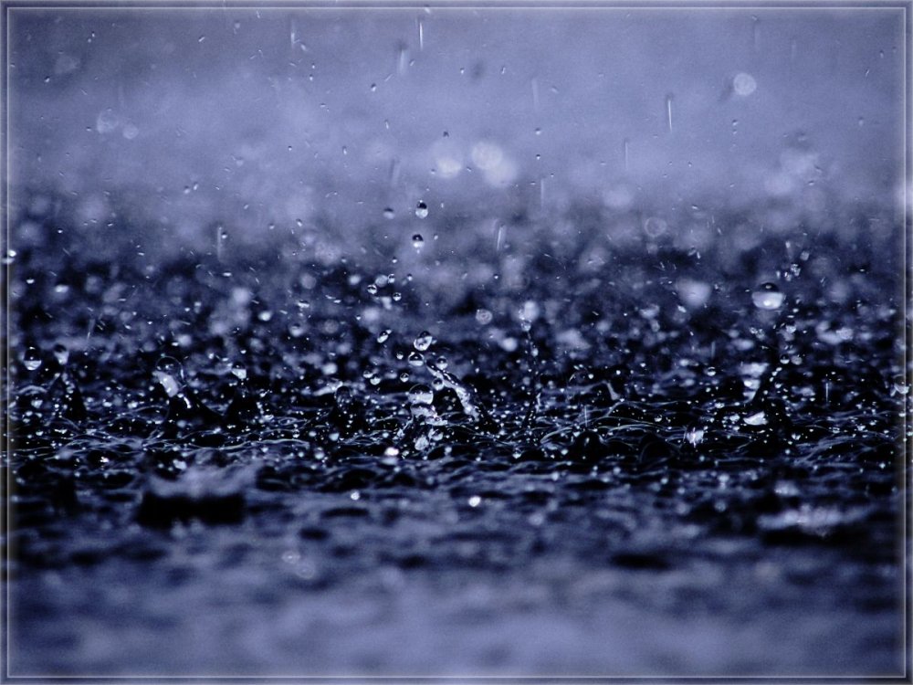Падение дождевой капли. Брызги дождя. Капли летнего дождя. Капли дождя в луже. Капельки дождя на по луже.