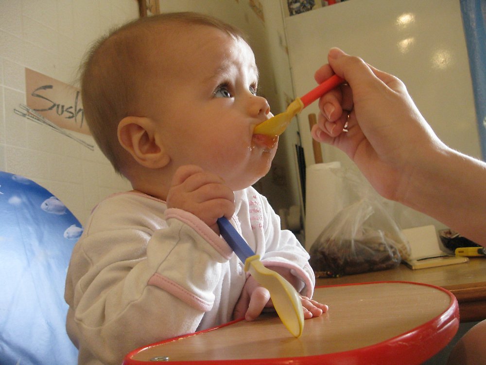 Держать ложку во рту. Малыш с ложкой. Младенец с ложкой. Малыш кушает ложкой. Ребенок кушает кашу.