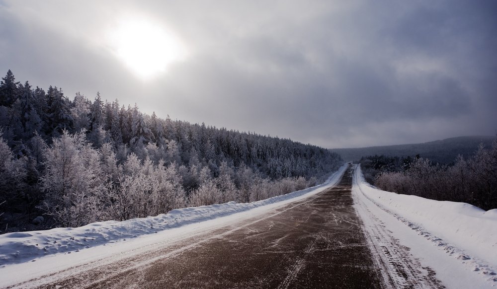 Дорога без снега. Заснеженная дорога. Зимняя дорога. Трасса зима. Дорога зимой.