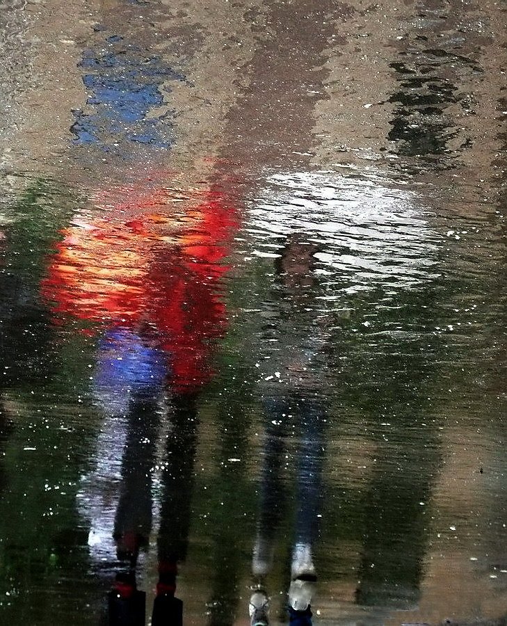 3 й январь дождь. Цветной дождь. Разноцветный дождь дождь. Разноцветный дождь фото. Отражение на мокром асфальте акварель.