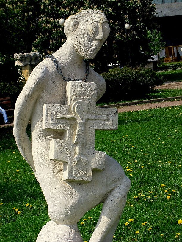 Человек несущий крест. Человек несет крест фото. Человек несущий крест. Каждый должен нести свой крест. Тяжелый крест достался ей на долю.