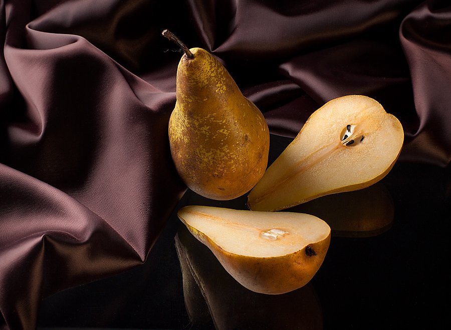 Sweet pear. Натюрморт с грушами. Красивый натюрморт с грушей. Груша на столе. Груша конференция в натюрморте.
