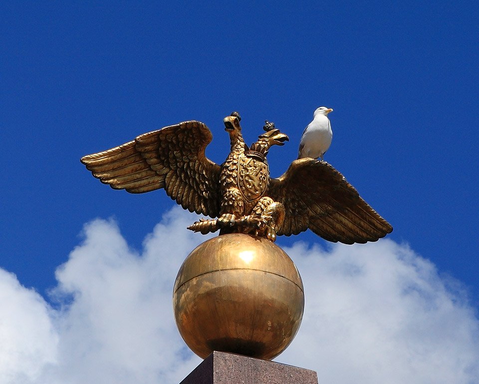 Орел на шаре. Двуглавый Орел памятник Можайск. Памятник двуглавому Орлу. Двуглавый Орел на шаре.