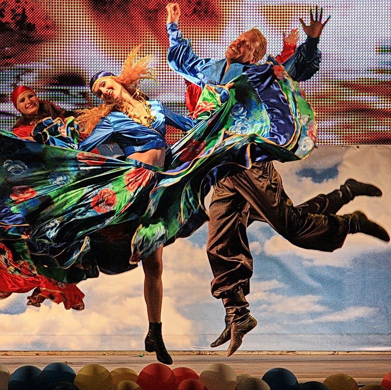 Артистический танец. Танцующие люди. Современные русские танцы живопись. Народные танцы. Цыганский народный танец.