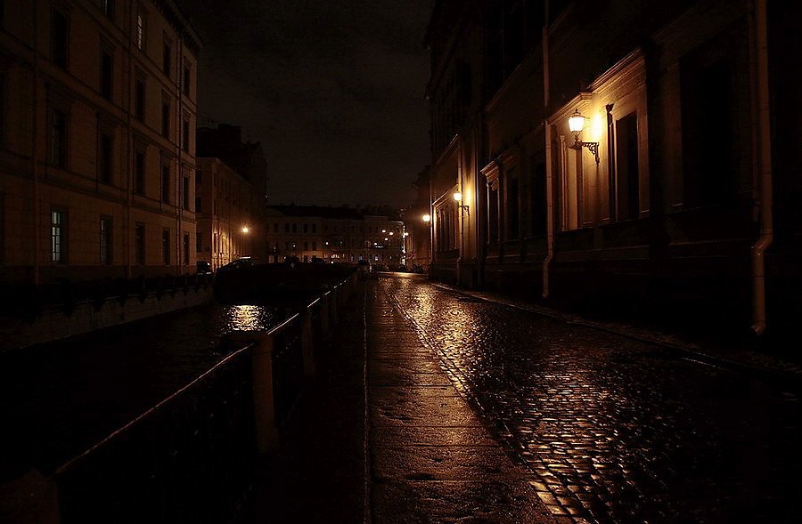 Был вечер пуст. Питер улочки ночь. Ночные улицы Петербурга. Улицы Питера ночью. Темные улицы Петербурга.