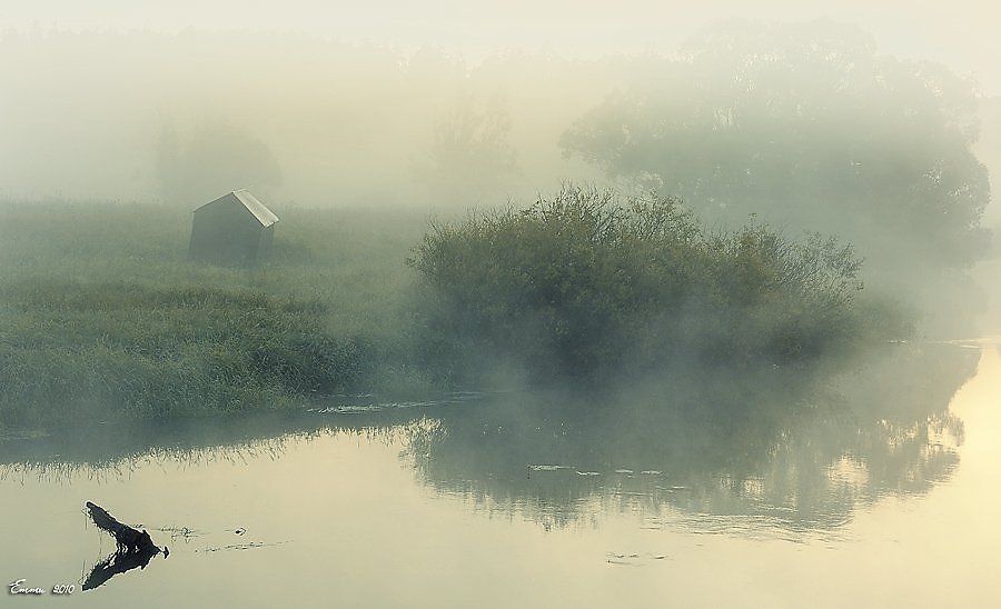 Стихотворение забелелся туман над рекой. В тумане утреннем неверными шагами. Туманное утро на реке картина. Картина река в утреннем тумане тумане. Туманов.