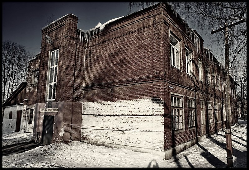Старая школа телефон. Старая школа. Школа Старая ветхая. Здание старой школы. Старинная школа снаружи.