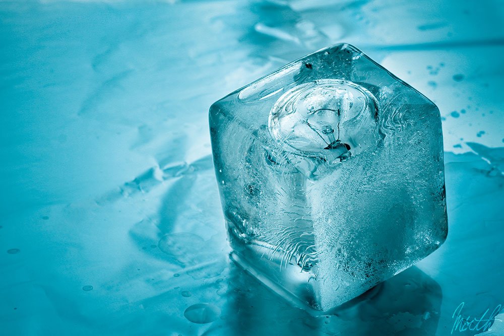Кусочки льда песня. Замороженный лед. Замороженные вещи. Предметы во льду. Вода со льдом.