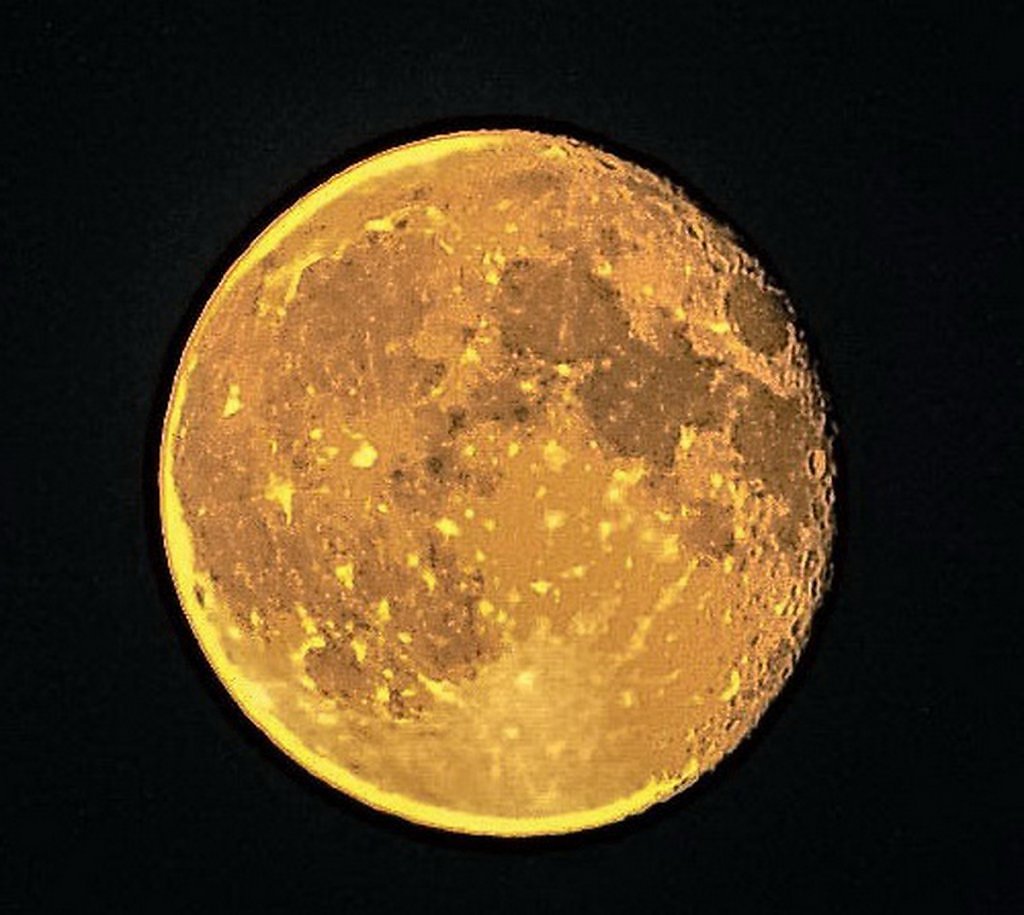 Желтая луна песни. Желтая Луна. Луна желтая большая. Полная желтая Луна. Ярко желтая Луна.