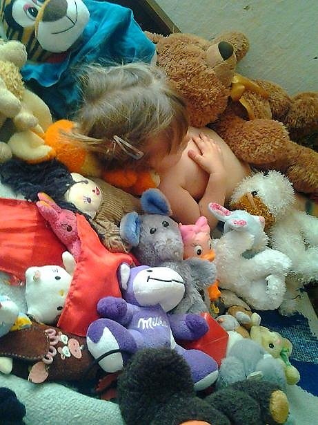 Почему спят с игрушками. Много игрушек для детей. Ребенок в куче игрушек. Детская с множеством игрушек.