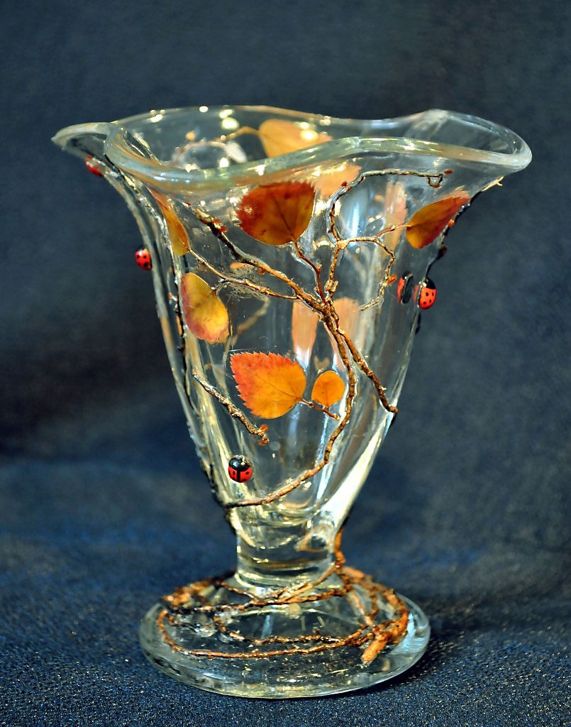 Значение вазочка. Стеклянная вазочка. Вазочка для цветов стекло. Роспись вазочек. Маленькая ваза из стекла.