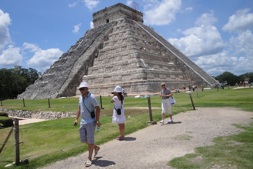 Народ мексики 5 букв. Пирамида Мексика Канкун. Чолупы в Мексике пирамида. Девушки и пирамиды Мексика. Кладка пирамид Майя.