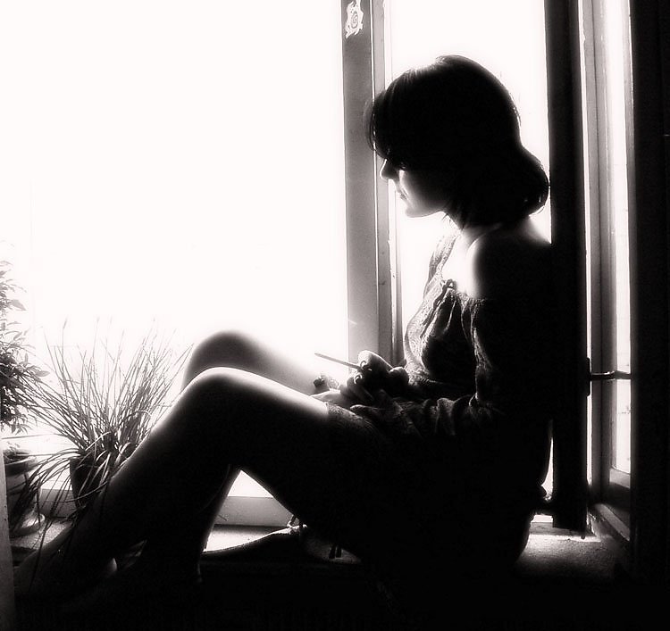 Одинокая женщина вконтакте. Одиночество женщины. Одинокая женщина. Скучающая девушка. Девушка грустит у окна.