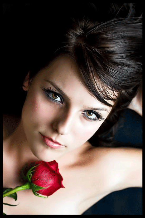 Красивая девушка картинка гифки. Девушка с розой. Гифы женщины красивые. Живая женщина. Красивая женщина гиф.