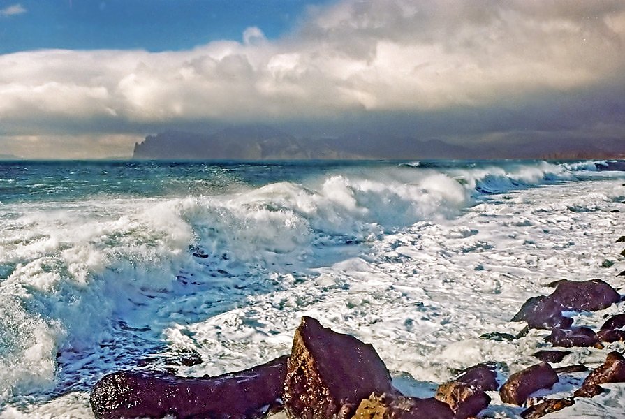 Море гудело грозно. Фото шторма в Кучугурах.