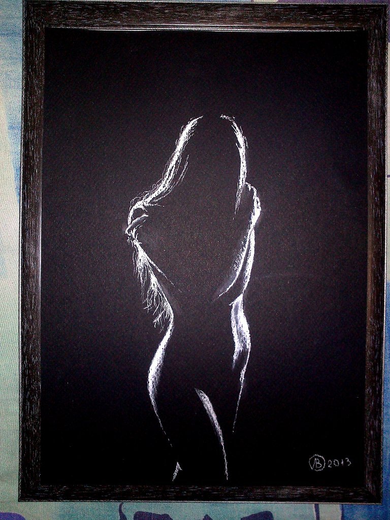 Картина телом. Картины пастелью на черном фоне. Силуэт пастелью. Отпечаток тела на черном холсте. Отпечаток женского тела на холсте.
