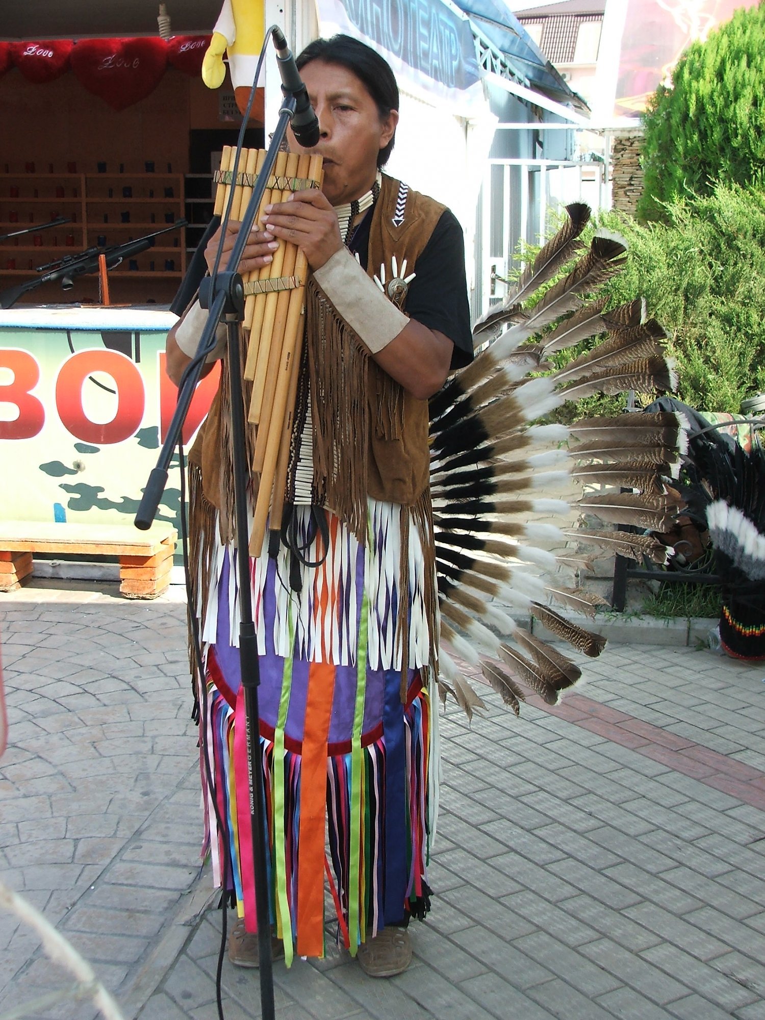 Индеец играет музыку. Индейская флейта. Музыкальные инструменты индейцев. Флейта индейцев. Индеец на дудочке.