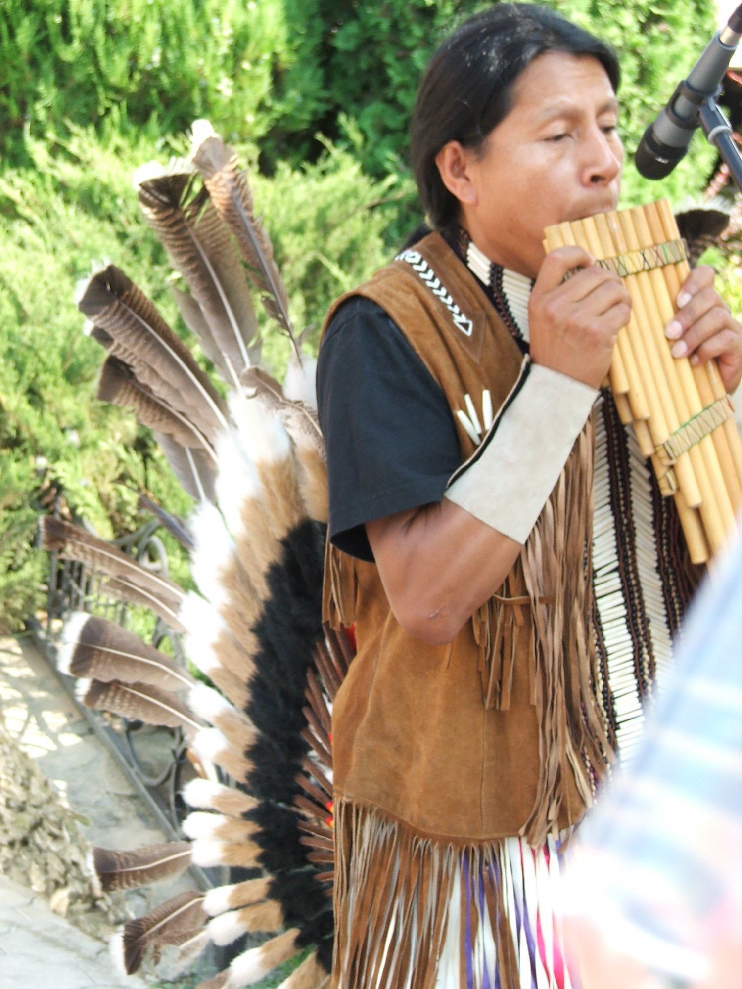 Индеец играет музыку. Индейская флейта. Флейта индейцев. Индейские дудочки. Духовой инструмент индейцев.