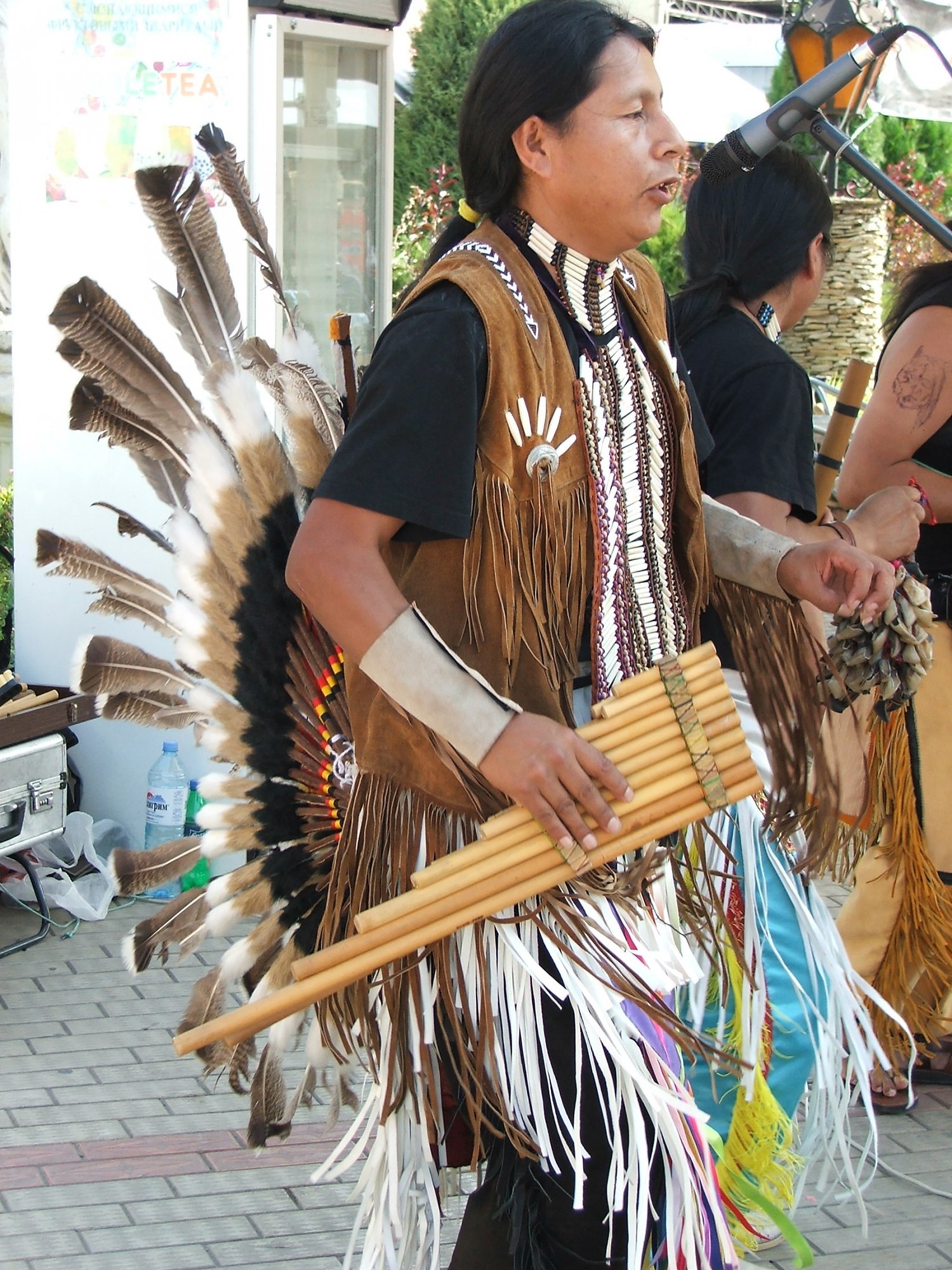 Индеец играет музыку. Индеец играет на улице. Индейцы играют музыку. Индейцы играющие на рейнстике. Индеец флейта дерево.