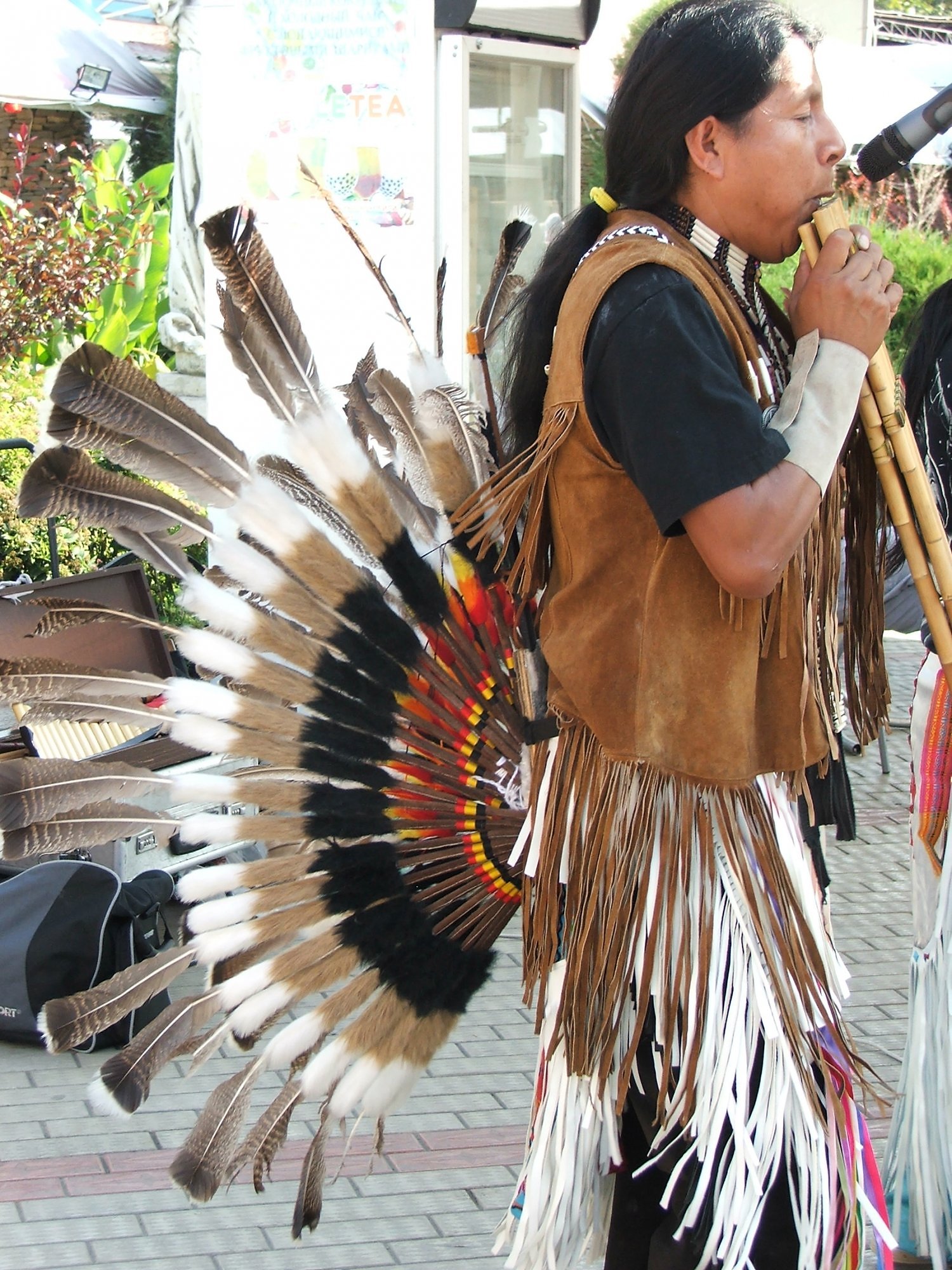 Индеец играет музыку. Флейта индейцев. Индеец играет на духовых инструментах. Индеец играющий на флейте. Индейцы играют.