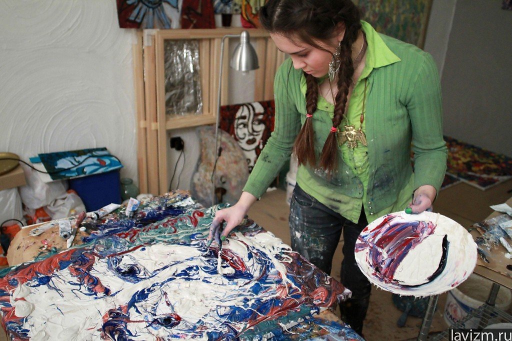 Творческий процесс. Работа художником в москве вакансии. Программа мастер класса по росписи пряников. Современный художник за работой. Мухинская живопись пленэр.