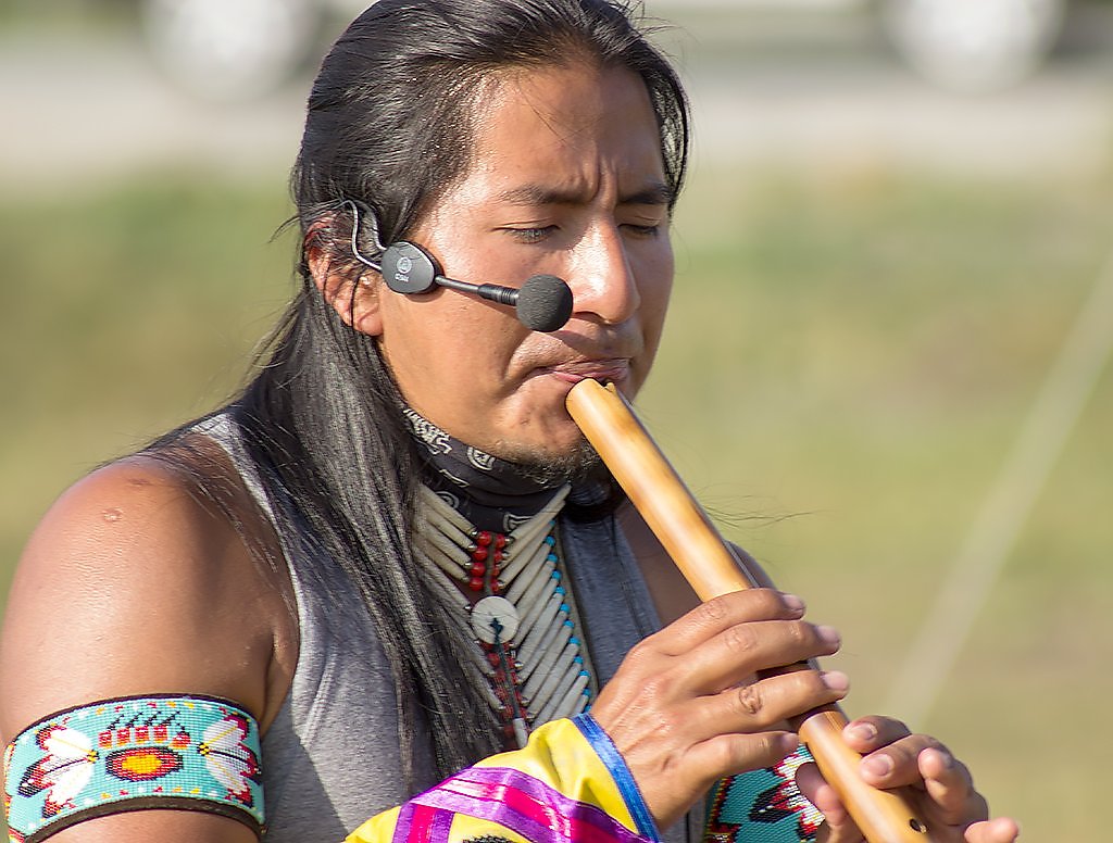 Индеец музыкант. Индейцы музыканты. Уличные музыканты индейцы. Колумбийские музыканты индейцы.