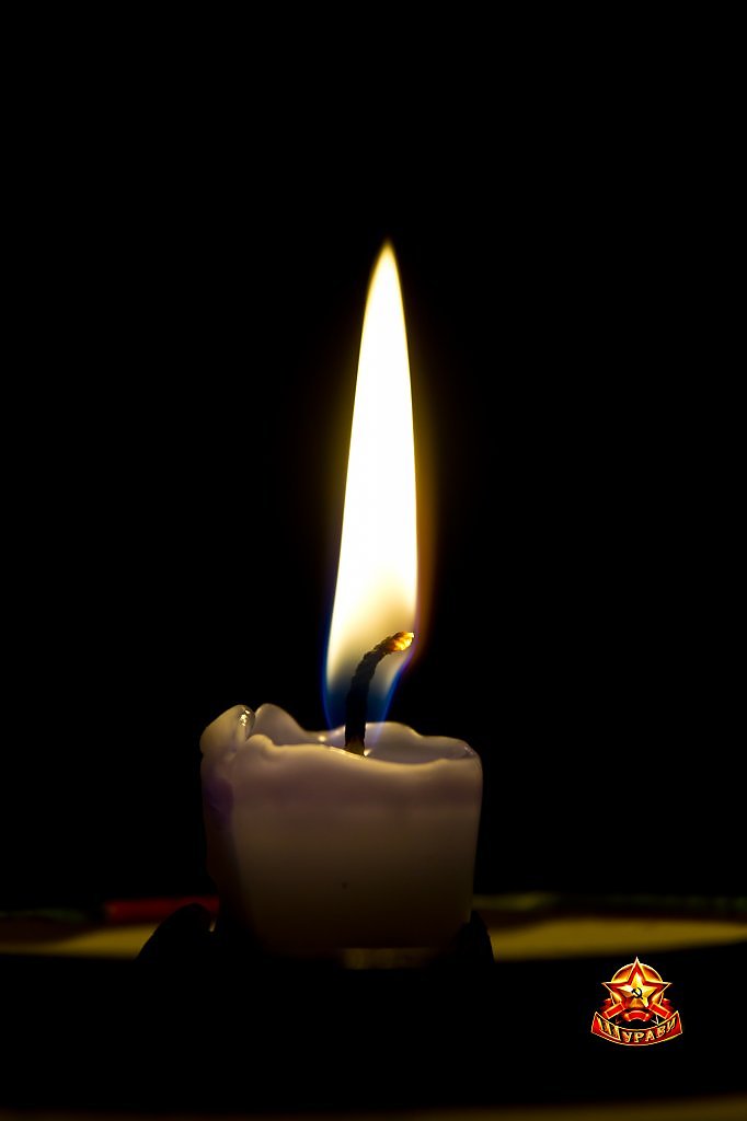 Одиноко свечи горят. Одинокая свеча. Одинокая горящая свеча. Свеча горит одинокая. Свеча одиночества.