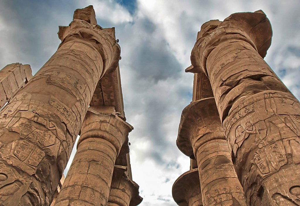 Колонна в прошлом 5 букв. Карнакский храм колонны. Колонны храма Карнак. Храм Амона колонны. Храм Амона в Карнаке Египет колонны.