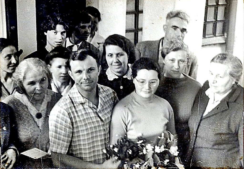 Племянница гагарина. Семья Гагарина. Гагарин с семьей. Гагарин с родителями.