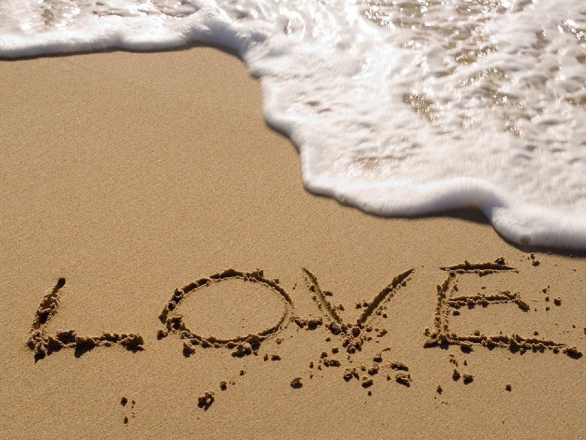 Красивые картинки с надписями. Надпись на песке. Надпись на песке на море. Романтические надписи на песке. Море песок.