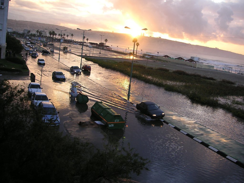 Погода в хайфе на 10. Хайфа наводнение. Потоп в Хайфе. Шторм в Хайфе. Потоп в Нетании.