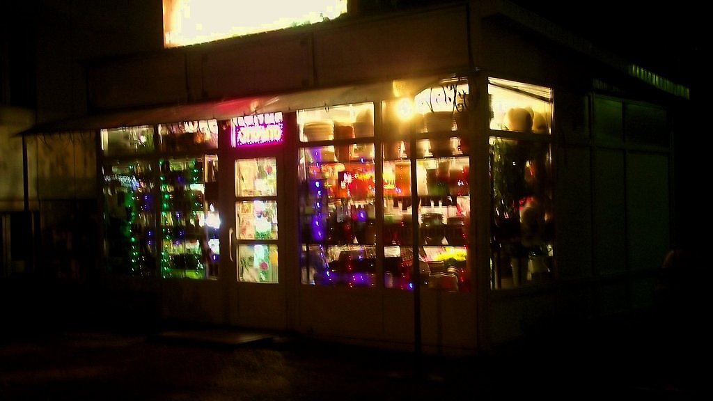 Ночной магазин телефонов. Ночной магазин. Магазинчик ночью. Маленький магазин ночью.