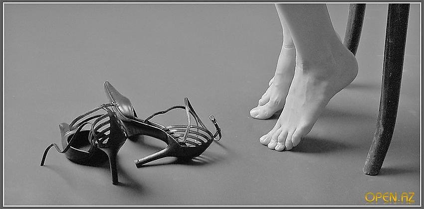 Песня ночью на кухне она скинет туфли. Сброшенные туфли. Женщина выкидывает туфли. Туфля подброшенная. Снятые туфли на полу.