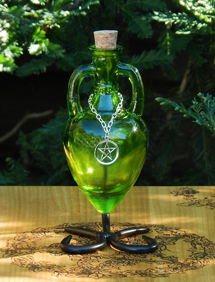 Бутылки зеленого цвета. Зельеварение Эстетика зелёная. Магическая бутылка. Магические склянки. Бутылка с зельем.
