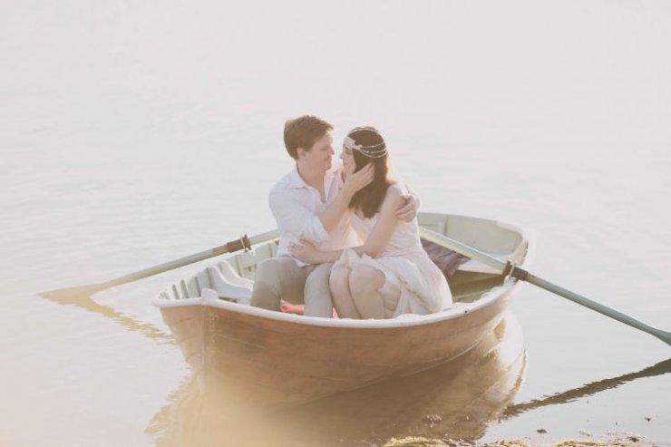 Муж жена ванна видео. Фотосессия в лодке. Девушка в лодке. Парочка в лодке. Влюбленные в лодке.