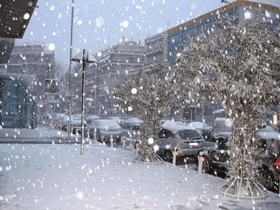 Падающий снег на улице. Зима снегопад. Снегопад в городе. Зимний город. Сильный снегопад.
