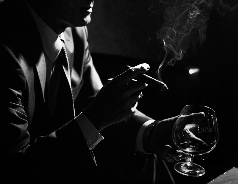 Сигаретный дым дорогой коньяк песня. Мужчина с сигарой и виски. Парень с бокалом виски. Мужчина с бокалом виски. Парень с бокалом.
