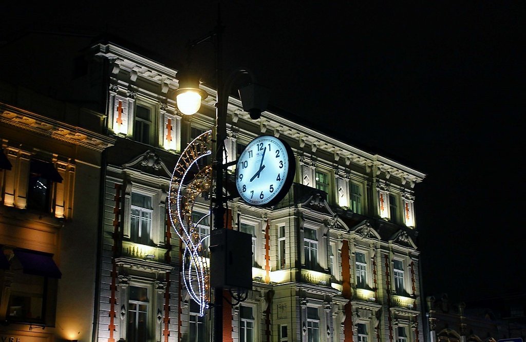 Часы г владивостока. Уличные часы. Часы на улице. Городские часы. Часы на здании.