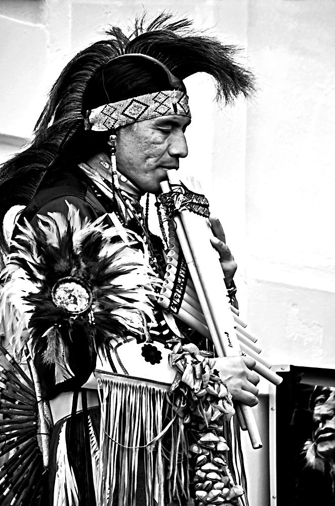 Индеец песня ноль. Кондор паса. Кондор с индейцами. Кондор песня индейцев. Индейцы Аргентины коренные полет кондора.