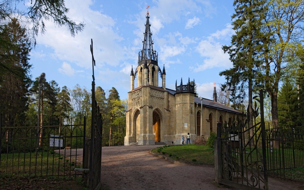 Шуваловский парк церковь петра и павла