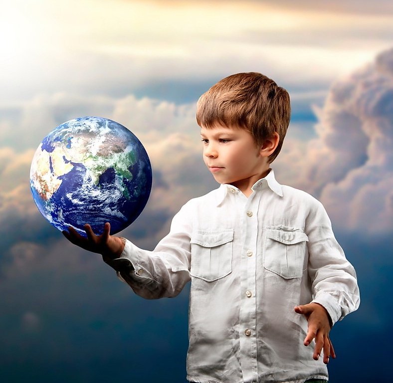 Планета земля для детей. Мальчик с глобусом. Ребенок познает мир. Дети будущее. Видевший будущее читать