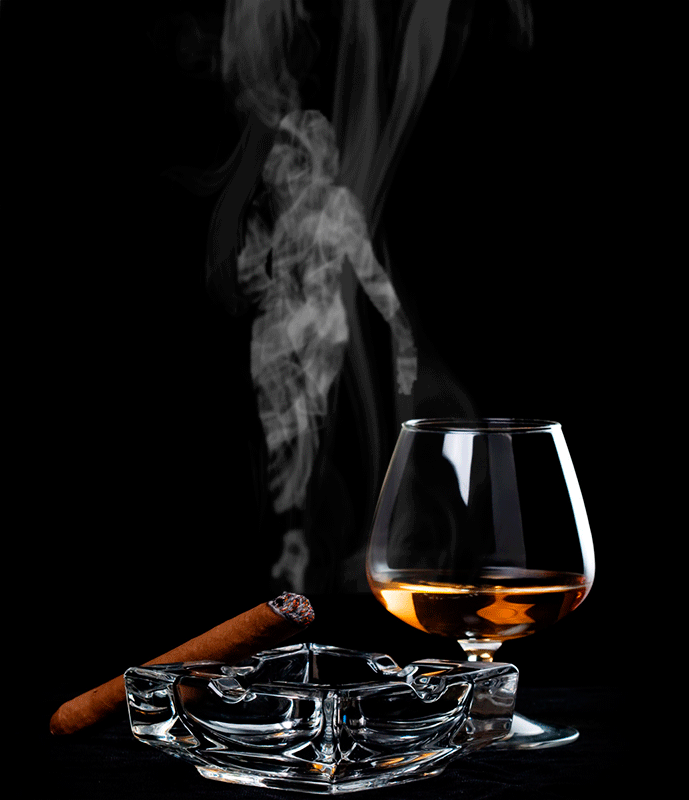 Коньяк и сигара. Виски и сигара. Бокал виски и сигара. Виски на черном фоне. Сигаретный дым дорогой коньяк