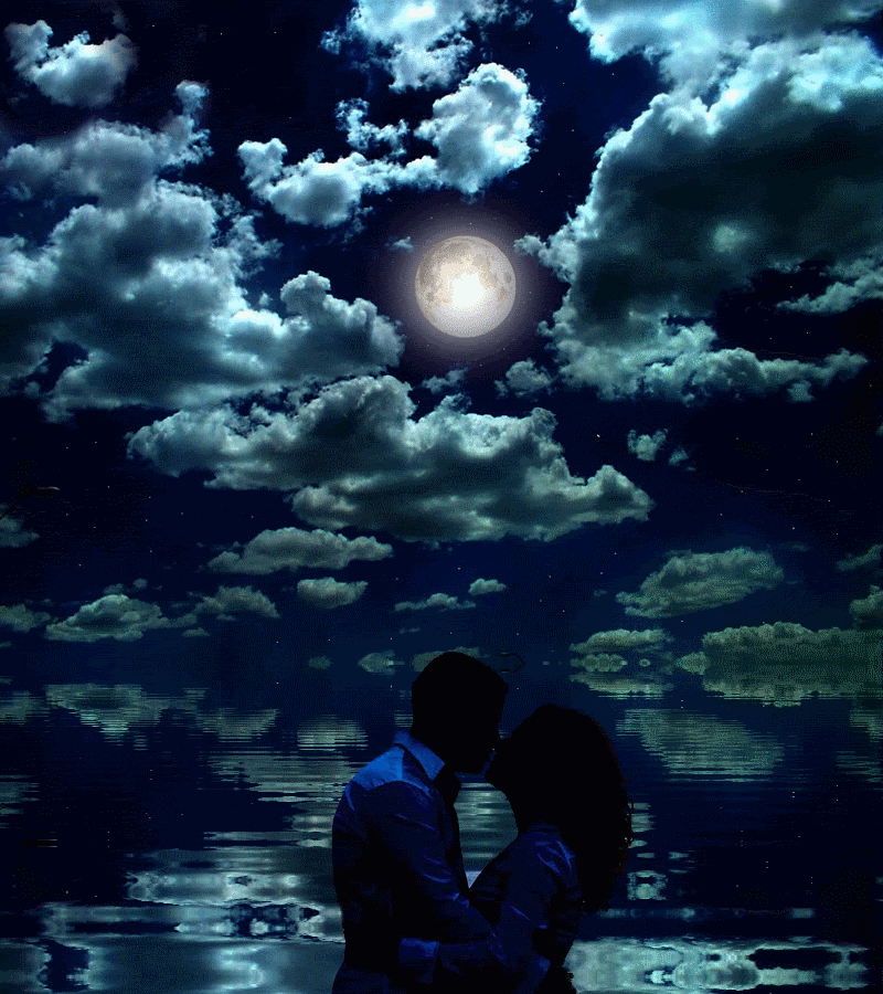 Ночь любви. Влюбленные под луной. Влюбленные ночью. Парень и девушка под луной. Песня она любит ночь