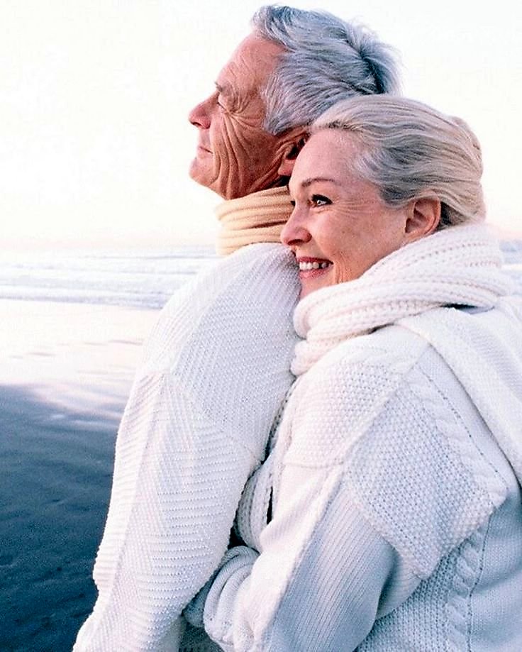 Жену за 60 вдвоем. Красивые пожилые люди. Счастливая пожилая пара. Пожилые влюбленные. Пожилые влюбленные пары.