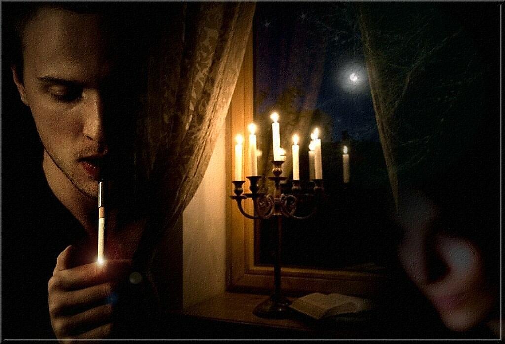 Песни свечи горели в прошлую ночь. Человек со свечой. Парень со свечкой. Фотосессия со свечами. Человек со свечой в темноте.