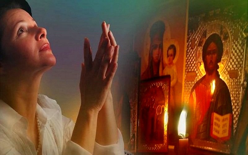 Женщина молится в храме. Мать молится о сыне. Песни молитвы видео